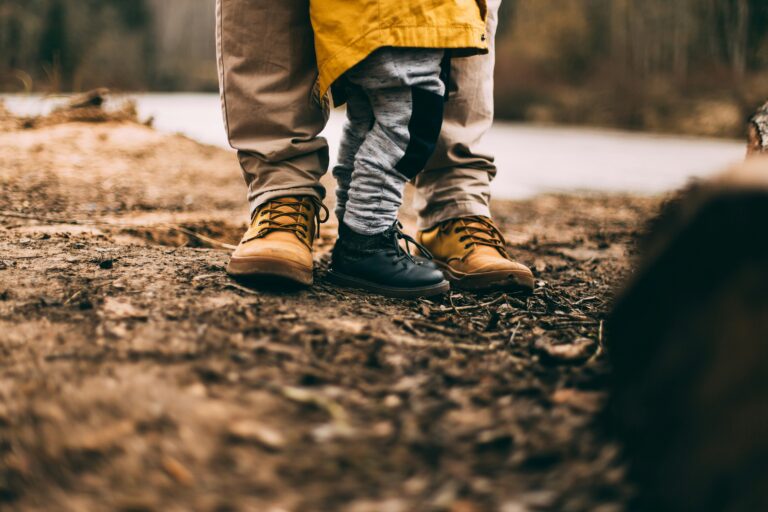 Famiglia che mostra dinamiche migliorate attraverso attività di team building guidate da un coach